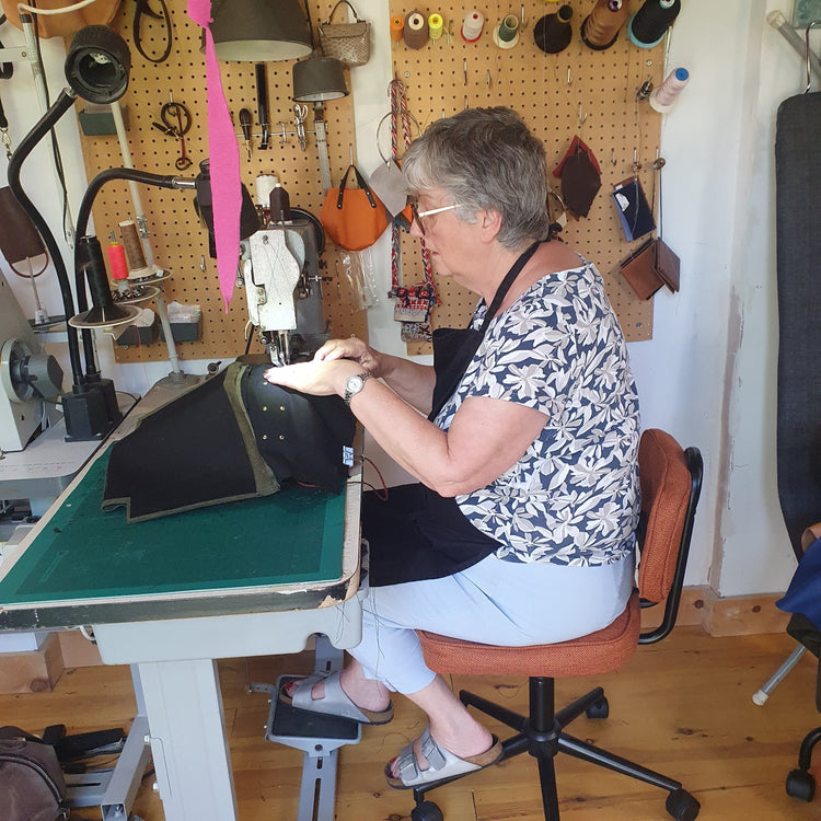 Hands of Tym Course 'Bag in a Day' Practical Leather Course Mini Bucket Bag
