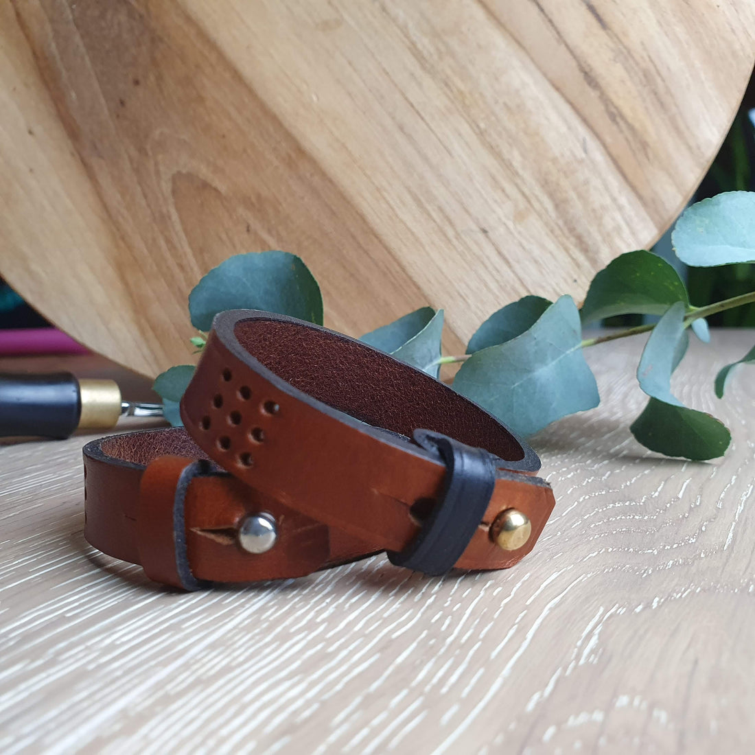 hawthorn-the-bespoke-handmade-leather-bracelet-hands-of-tym
